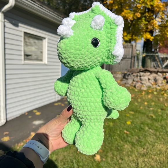 💚🤍 Standing Triceratops Crochet Amigurumi Plushie - Picture 3 of 6